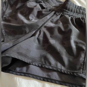Lululemon Hotty Hot Low-Rise Lined Short 2.5" (Black Camo)
